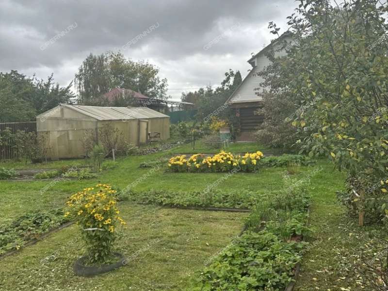 дом на Центральной улице село Лакша