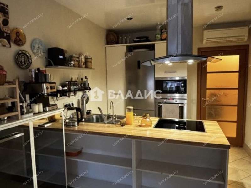 трёхкомнатная квартира на улице Родионова дом 165 к1