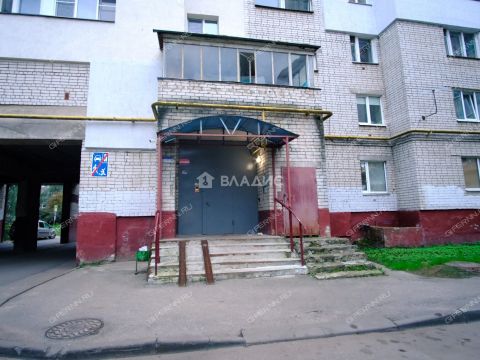 3-komnatnaya-ul-strokina-d-15 фото