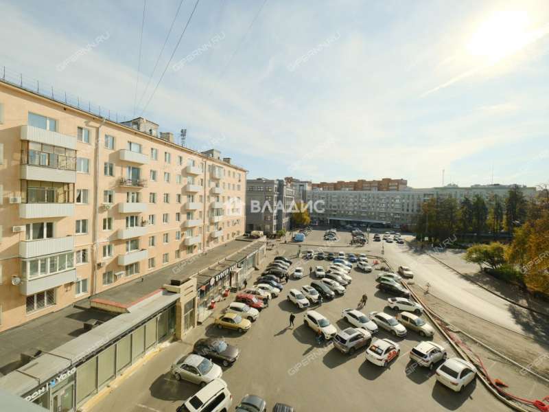 трёхкомнатная квартира на площади Максима Горького дом 2