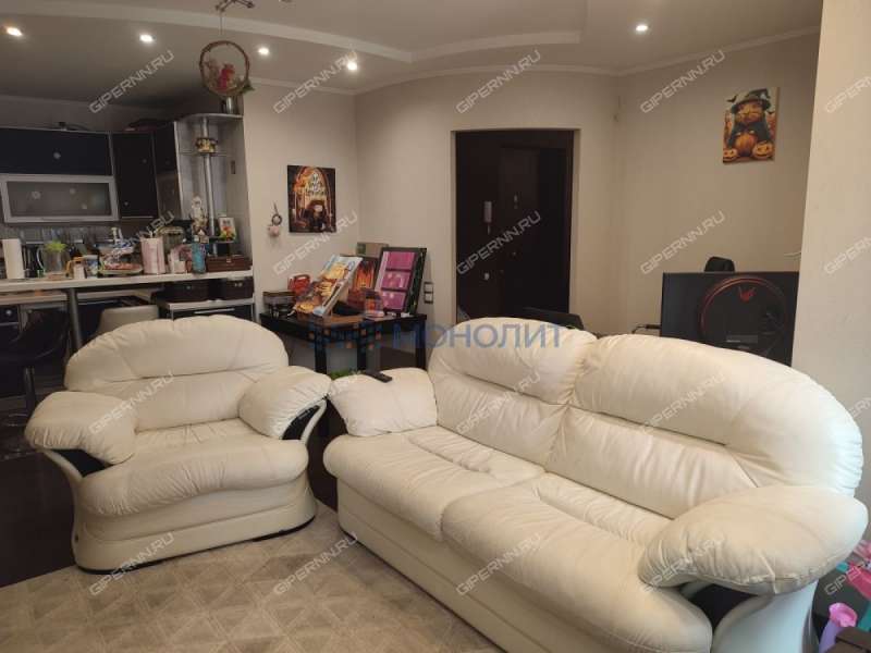 трёхкомнатная квартира на улице Александра Хохлова дом 1