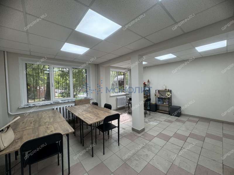 помещение под офис, торговую площадь на улице Героя Советского Союза Усилова