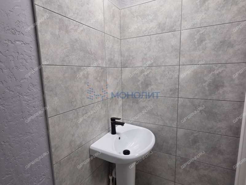 помещение под офис, торговую площадь на улице Владимира Лузянина